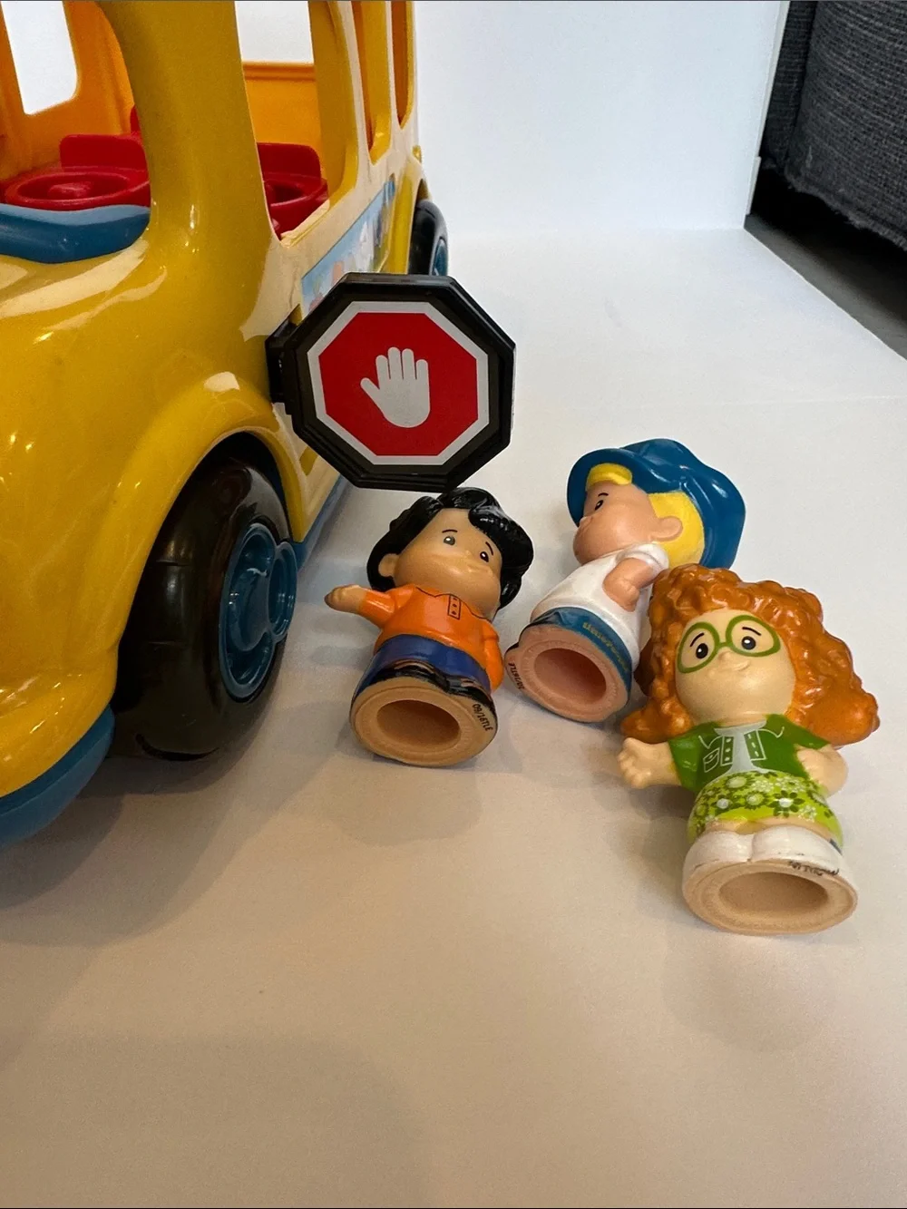 Fisher-Price LittlePeople Talking School Bus Toy with Red Lights and Blue Trim